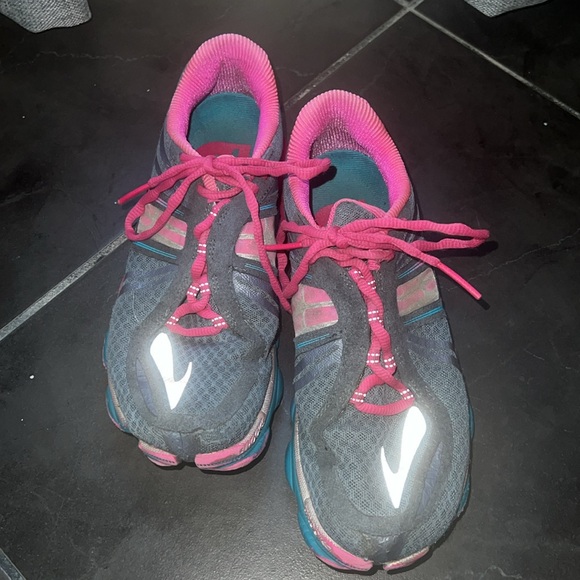 Brooks running shoes - women’s - Picture 3 of 5